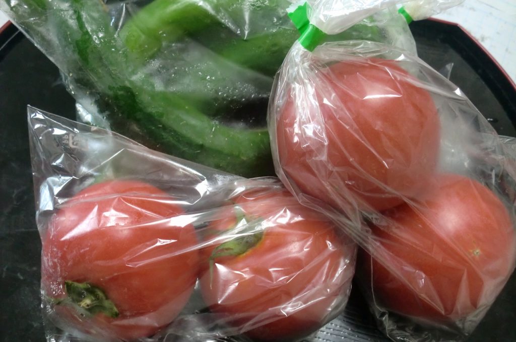 大棚町の無人野菜直売所で買ったきゅうりトマト