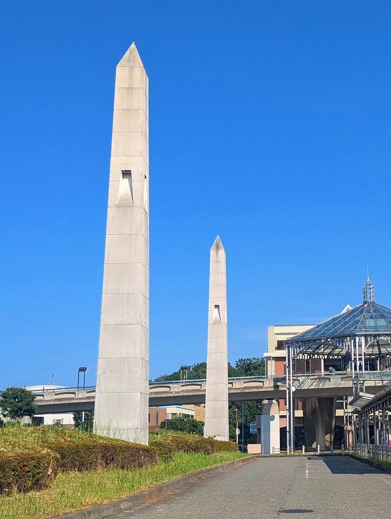 中川駅の美しいシンボル「ガラスドームとオベリスク」空を仰いで