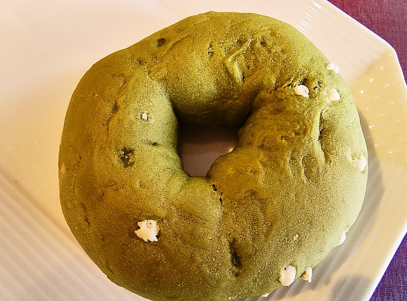 東急ストア焼きたてベーカリーの「国産小麦のベーグルパン（宇治抹茶）」