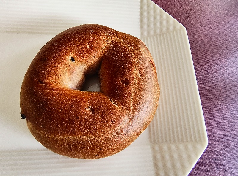オーケーストアの「国産小麦のブルーベリーベーグル」