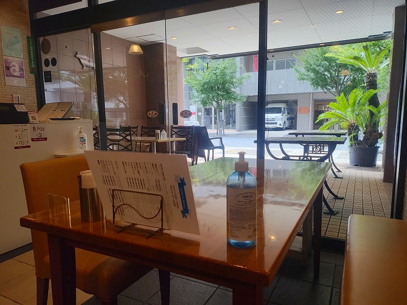 アジョワン（店内から見たテラス席）