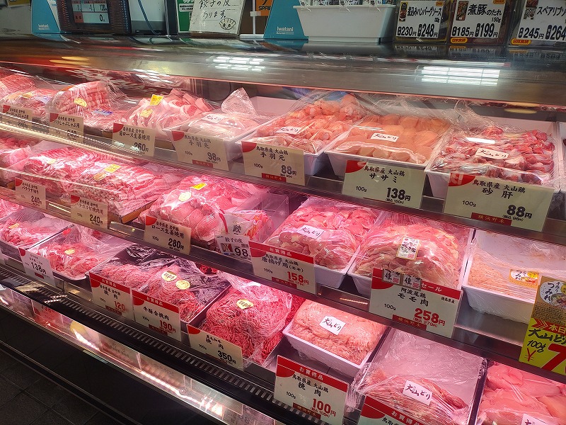 横浜野本 入口から右手 豚肉・鶏肉コーナー