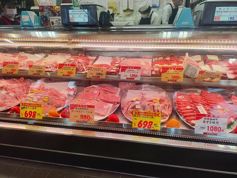 横浜野本 入口から正面 牛肉コーナー