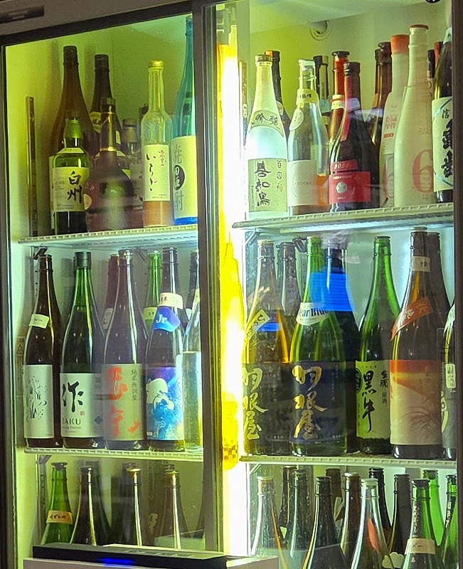 ゆかりな　店内に並ぶ美しい酒