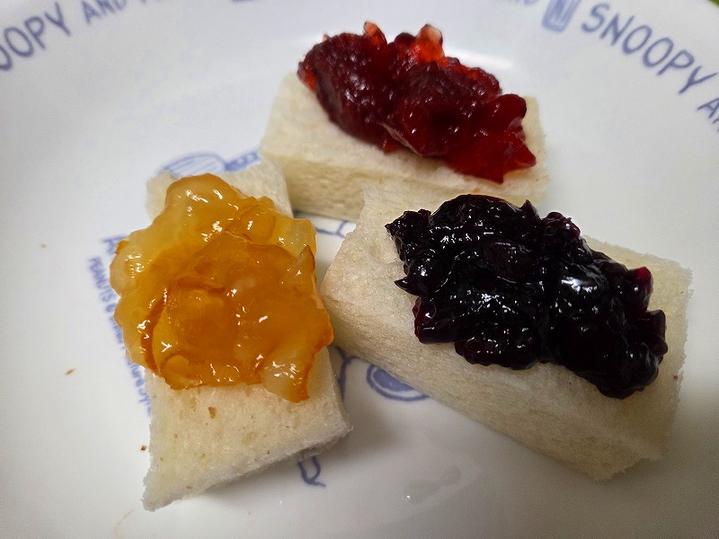 食パンにフルーツスプレッドを乗せて