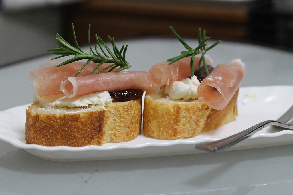 フランスパン＋生ハム＋クリームチーズ＋イチジクジャムの組み合わせが美味しい！